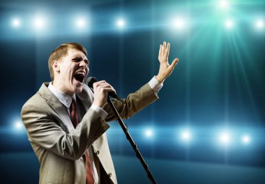 işadamı mikrofon ile