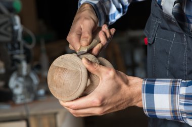 iş yerinde bir marangoz