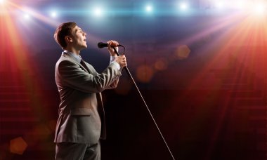 işadamı mikrofon ile