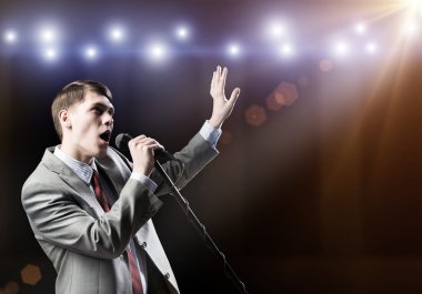 işadamı mikrofon ile