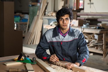 iş yerinde bir marangoz