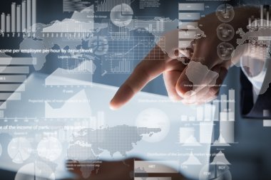 Tablet kullanan adam