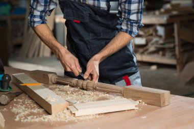 iş yerinde bir marangoz