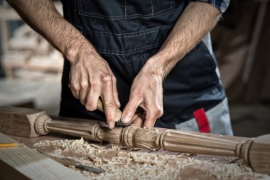 iş yerinde bir marangoz