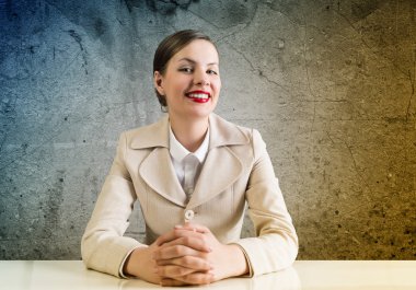 iş kadını gülümseyen