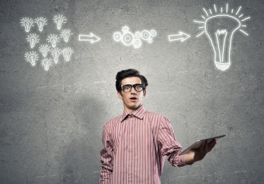 Tablet kullanan adam