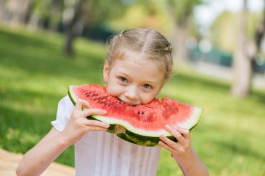 Karpuz dilimi ile çocuk