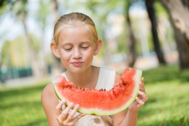 Karpuz dilimi ile çocuk