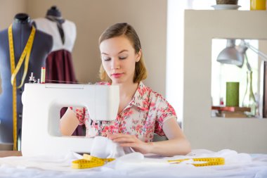 iş yerinde bir terzi