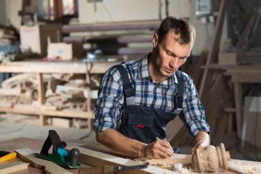 iş yerinde bir marangoz