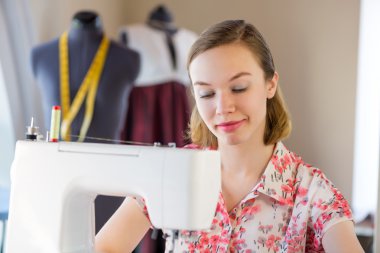 iş yerinde bir terzi