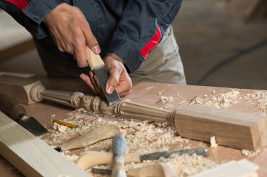 iş yerinde bir marangoz