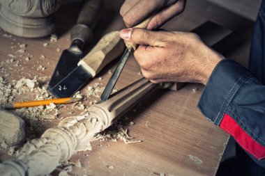 iş yerinde bir marangoz