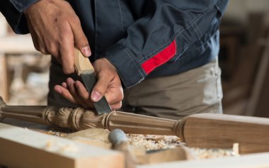 iş yerinde bir marangoz