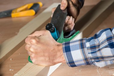 iş yerinde bir marangoz