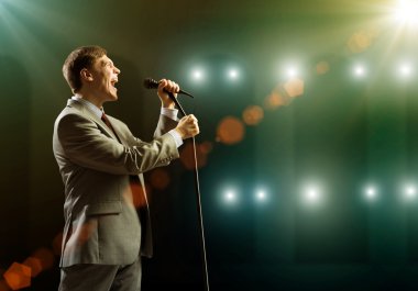 işadamı mikrofon ile