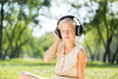 Kız müzikten hoşlanıyor