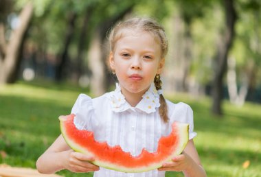Karpuz dilimi ile çocuk