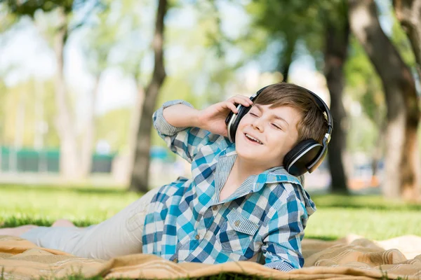 Junge im Park — Stockfoto