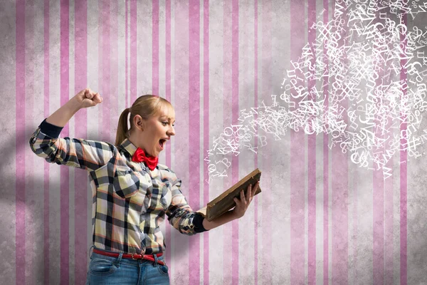 Menina com livro — Fotografia de Stock