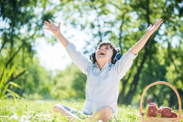 Junge genießt Musik — Stockfoto