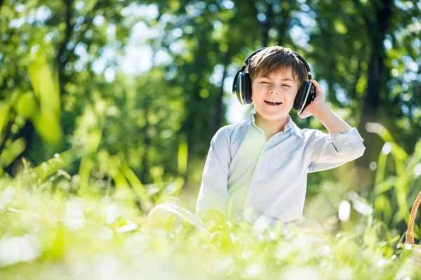 Pojken njuter musik — Stockfoto