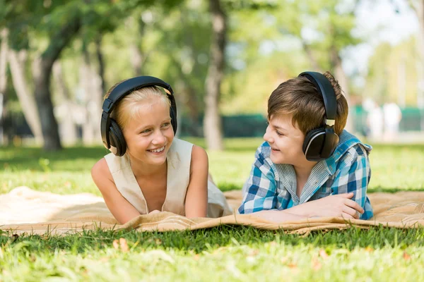 Enfants portant des écouteurs — Photo