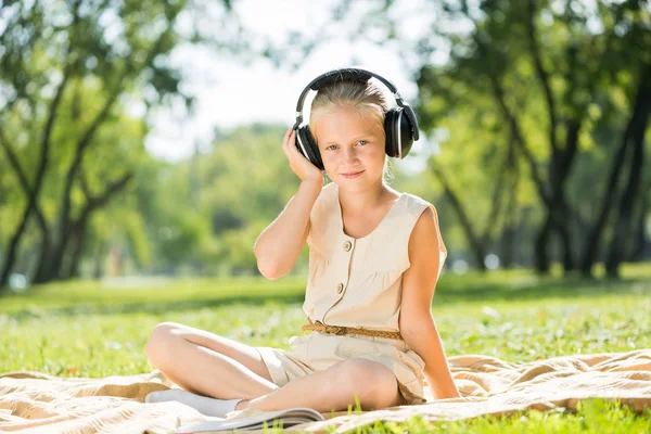 Menina gostando de música — Fotografia de Stock
