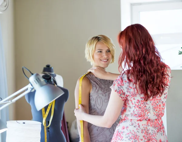 Dressmaker al lavoro — Foto Stock