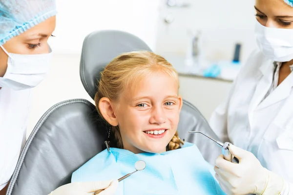 Dentista inspeccionando paciente — Foto de Stock