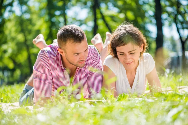 Datum i park — Stockfoto