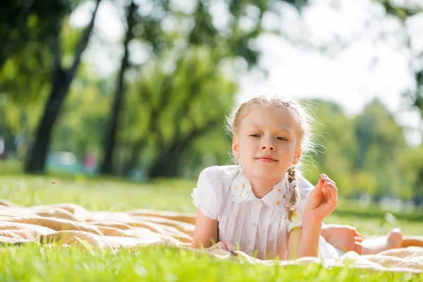 Mädchen genießen die Sommerzeit — Stockfoto