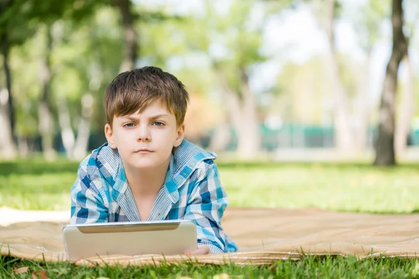 Jongen in zomer park — Stockfoto