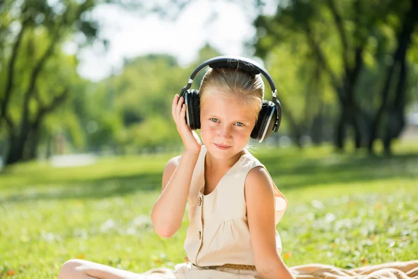 Chica disfrutando de música —  Fotos de Stock
