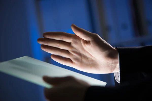 Man using tablet — Stock Photo, Image