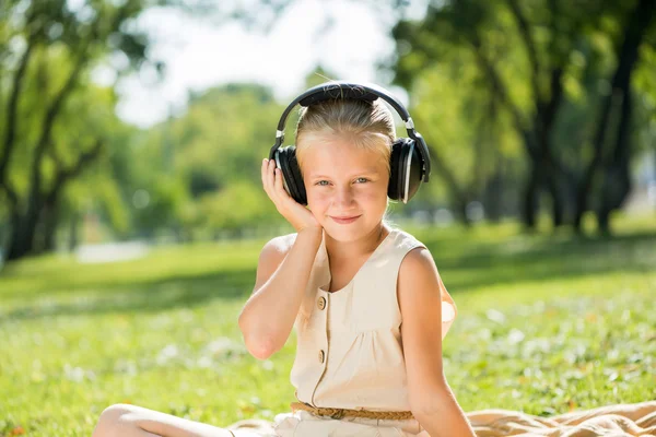 Fille appréciant la musique — Photo