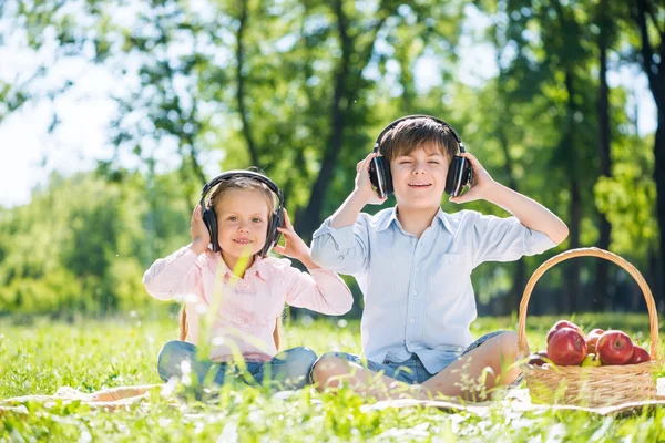 Crianças que gostam de música — Fotografia de Stock