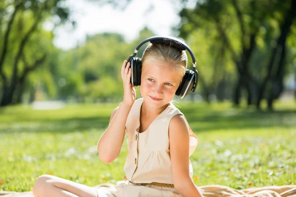 Girl enjoying music — Stock Photo, Image