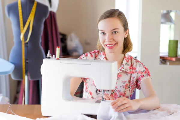 Sömmerska i arbetet — Stockfoto