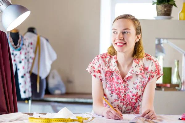 Sempstress op het werk — Stockfoto