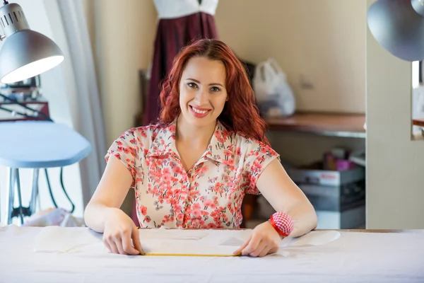 Naaister vrouw aan het werk — Stockfoto