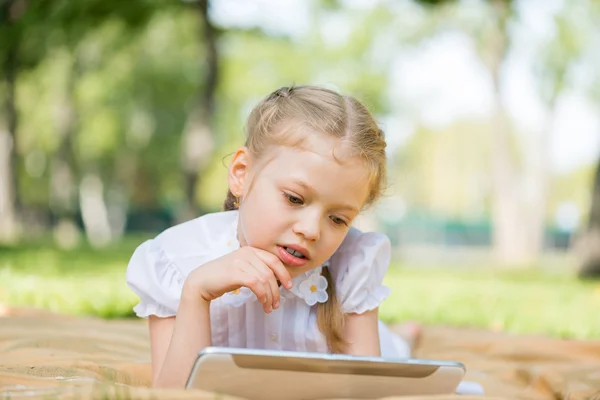 Girl in summer park — Stock Photo, Image