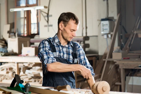 Falegname al lavoro — Foto Stock