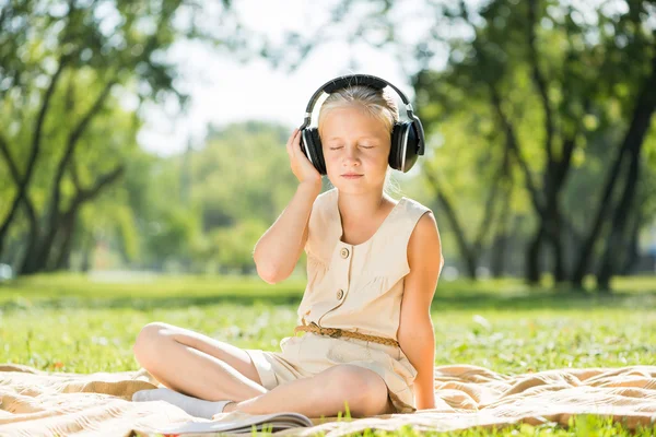 Fille appréciant la musique — Photo