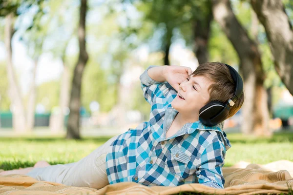 Junge im Park — Stockfoto