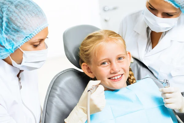 Dentista a inspecionar paciente — Fotografia de Stock