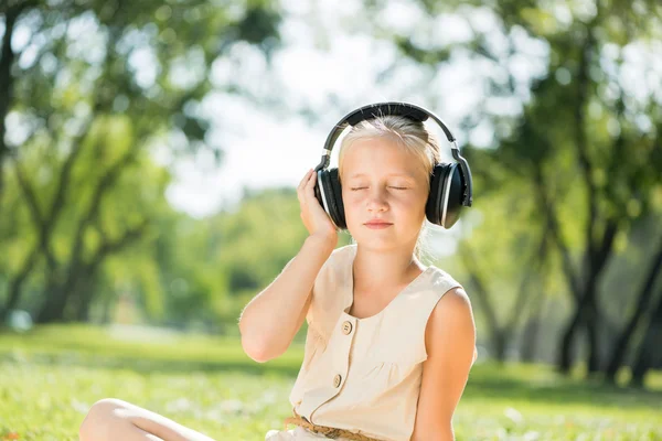 Flicka njuter av musik — Stockfoto