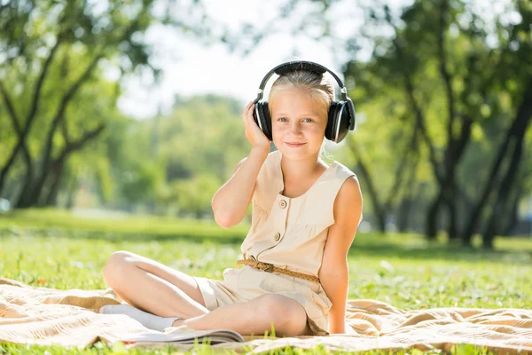 Flicka njuter av musik — Stockfoto