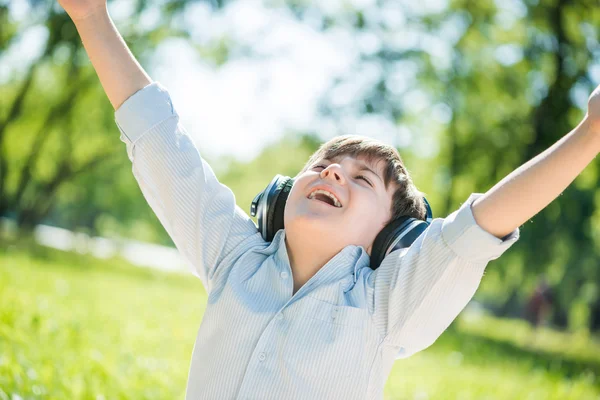 Junge genießt Musik — Stockfoto