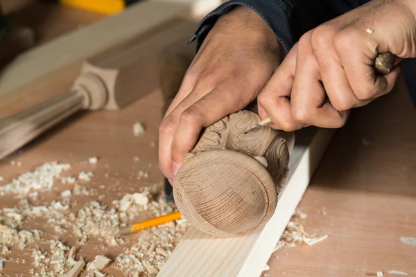 Tischler bei der Arbeit — Stockfoto